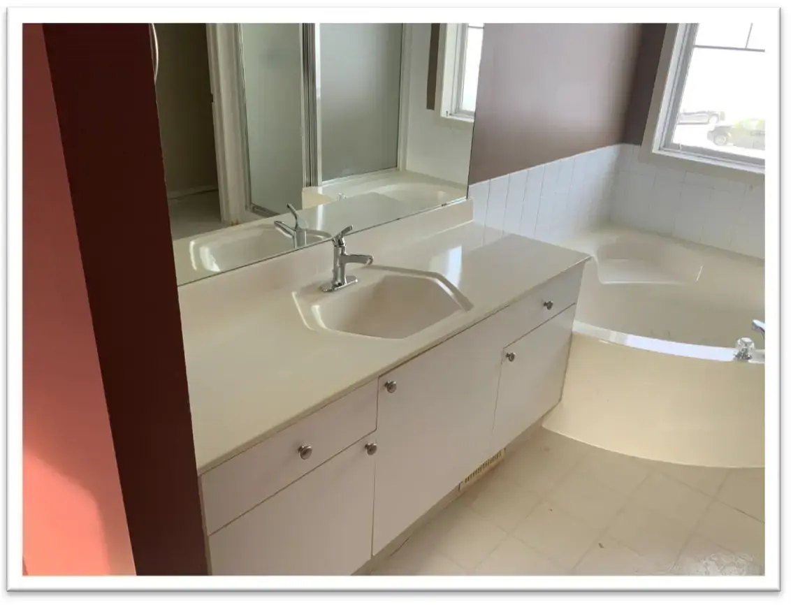 Santos ensuite bathroom before renovation